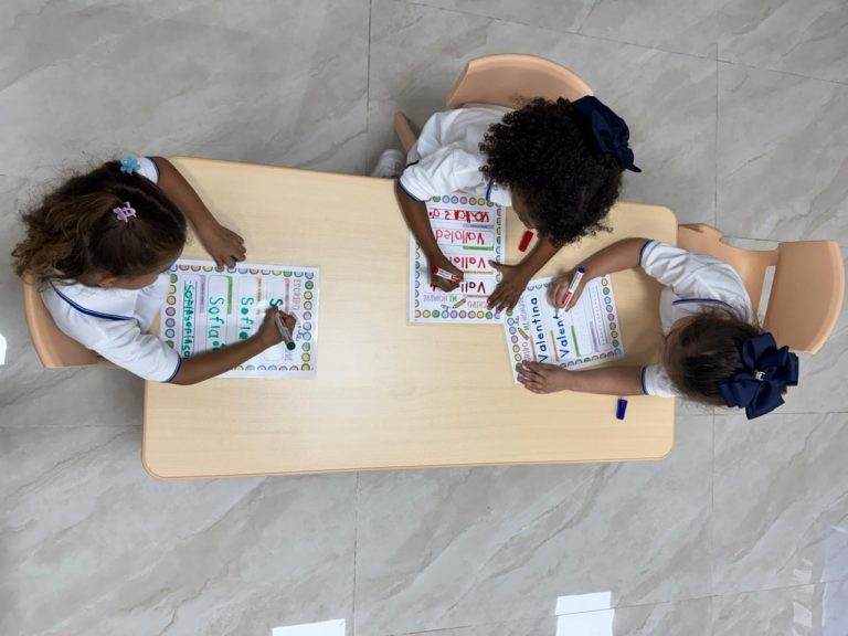 Niños estudiando en su mesa de clase
